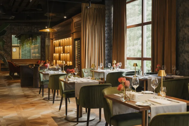 Restauracja Café Xander inspirowana jest kosmopolitycznym duchem, zaskakującą autorską kuchnią, eleganckim wnętrzem i swobodną atmosferą.