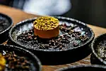 Amuse Bouche: tartinka z ziołowym serkiem i pistacjami 