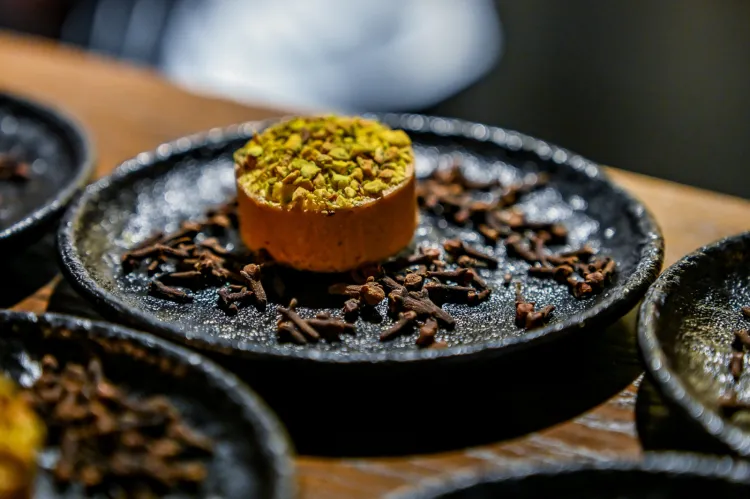 Amuse Bouche: tartinka z ziołowym serkiem i pistacjami 