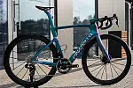 Pinarello Dogma F - Borealis Custom - malowanie zmieniające kolor w zależności od kąta padania światła, przypominające zorzę polarną. Waga 6,82 kg, cena ponad 100 tys. zł.