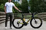 Cycling Boutique w Gdańsku to miejsce, gdzie rower przestaje być tylko sprzętem sportowym. W salonie łączy się precyzja inżynieryjna, design i pasja do wyjątkowych maszyn: od limitowanych edycji po w pełni customowe projekty.