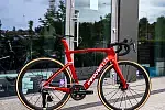 Pinarello Dogma F - Starry Red Custom - w pełni customowy rower z głębokim, czerwonym malowaniem, kołami australijskiego producenta Partington i dodatkami jak tytanowy hak przerzutki oraz carbonowe zębatki. Wartość około 100 tys. zł.