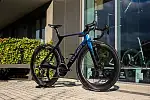 Cycling Boutique w Gdańsku to miejsce, gdzie rower przestaje być tylko sprzętem sportowym. W salonie łączy się precyzja inżynieryjna, design i pasja do wyjątkowych maszyn: od limitowanych edycji po w pełni customowe projekty.