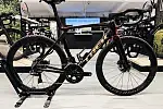 Trek Madone SLR 9 Project One - zadowoli najbardziej wymagających entuzjastów kolarstwa szosowego. Topowe komponenty: lekka i aerodynamiczna rama z włókna węglowego, szybkie, sztywne i bardzo lekkie karbonowe koła Aeolus, zintegrowana aerodynamiczna kierownica oraz napęd z elektryczną zmianą przełożeń, spokojnie wystarczyłyby do wygrania etapu któregoś z Wielkich Tourów. Cena: 51 599 zł.