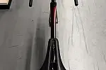 Trek Madone SLR 9 Project One - zadowoli najbardziej wymagających entuzjastów kolarstwa szosowego. Topowe komponenty: lekka i aerodynamiczna rama z włókna węglowego, szybkie, sztywne i bardzo lekkie karbonowe koła Aeolus, zintegrowana aerodynamiczna kierownica oraz napęd z elektryczną zmianą przełożeń, spokojnie wystarczyłyby do wygrania etapu któregoś z Wielkich Tourów. Cena: 51 599 zł.