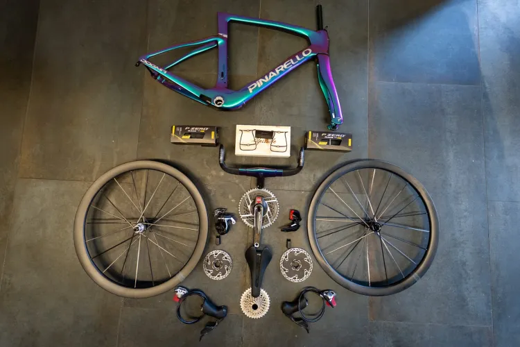 Pinarello Dogma F - Borealis Custom - malowanie zmieniające kolor w zależności od kąta padania światła, przypominające zorzę polarną. Waga 6,82 kg, cena ponad 100 tys. zł.