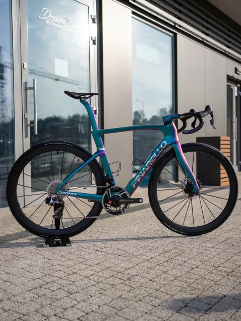 Pinarello Dogma F - Borealis Custom - malowanie zmieniające kolor w zależności od kąta padania światła, przypominające zorzę polarną. Waga 6,82 kg, cena ponad 100 tys. zł.