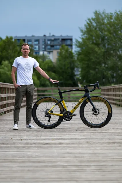 Cycling Boutique w Gdańsku to miejsce, gdzie rower przestaje być tylko sprzętem sportowym. W salonie łączy się precyzja inżynieryjna, design i pasja do wyjątkowych maszyn: od limitowanych edycji po w pełni customowe projekty.