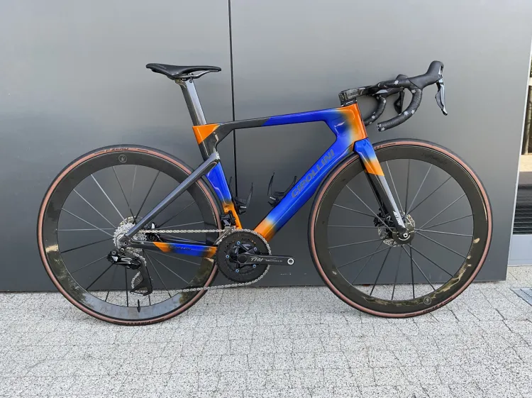 Cipollini - włoska rzeźba z karbonu - rower z malowaniem Primavera, w którym dominuje carbon w wersji 3K, zaprojektowany, aby każda jazda była wyjątkowa.
