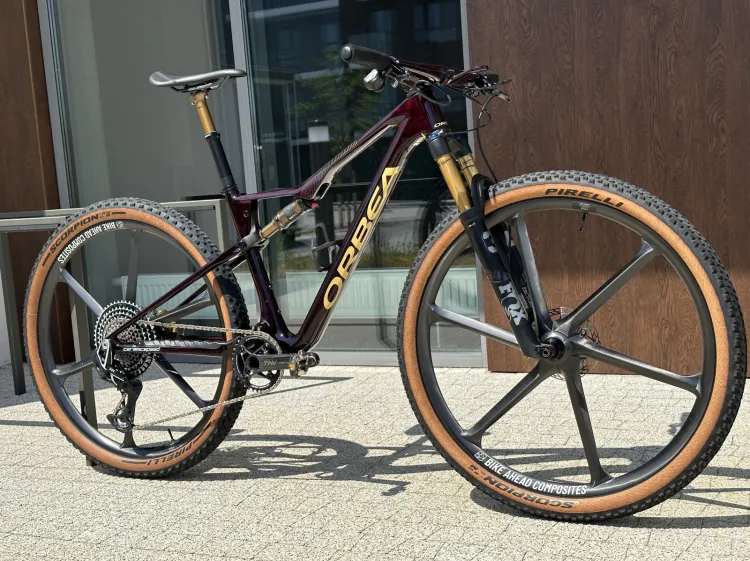 Cycling Boutique w Gdańsku to miejsce, gdzie rower przestaje być tylko sprzętem sportowym. W salonie łączy się precyzja inżynieryjna, design i pasja do wyjątkowych maszyn: od limitowanych edycji po w pełni customowe projekty.