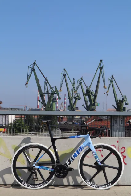 Factor Ostro V.A.M - Tour de France '22 Limited Edition - limitowana edycja z tytanowymi detalami wydrukowanymi w 3D, carbonowymi kołami i malowaniem TDF '22. Cena 79 tys. zł.