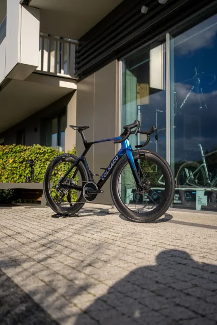 Cycling Boutique w Gdańsku to miejsce, gdzie rower przestaje być tylko sprzętem sportowym. W salonie łączy się precyzja inżynieryjna, design i pasja do wyjątkowych maszyn: od limitowanych edycji po w pełni customowe projekty.