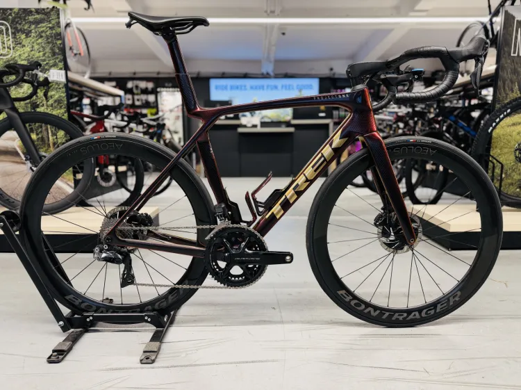 Trek Madone SLR 9 Project One - zadowoli najbardziej wymagających entuzjastów kolarstwa szosowego. Topowe komponenty: lekka i aerodynamiczna rama z włókna węglowego, szybkie, sztywne i bardzo lekkie karbonowe koła Aeolus, zintegrowana aerodynamiczna kierownica oraz napęd z elektryczną zmianą przełożeń, spokojnie wystarczyłyby do wygrania etapu któregoś z Wielkich Tourów. Cena: 51 599 zł.