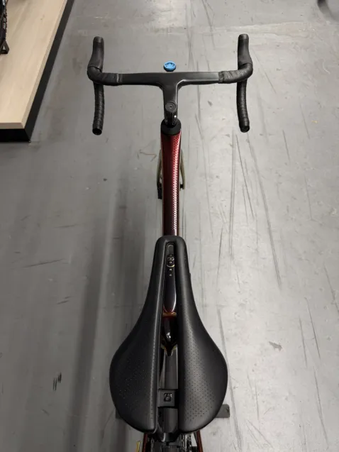 Trek Madone SLR 9 Project One - zadowoli najbardziej wymagających entuzjastów kolarstwa szosowego. Topowe komponenty: lekka i aerodynamiczna rama z włókna węglowego, szybkie, sztywne i bardzo lekkie karbonowe koła Aeolus, zintegrowana aerodynamiczna kierownica oraz napęd z elektryczną zmianą przełożeń, spokojnie wystarczyłyby do wygrania etapu któregoś z Wielkich Tourów. Cena: 51 599 zł.