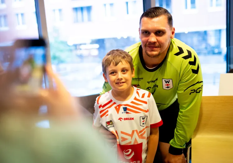 Do robienia takich zdjęć kibice PGE Wybrzeża Gdańsk będą mieli okazje jeszcze co najmniej przez trzy sezony, gdyż o tyle przedłużył kontrakt z klubem Mateusz Zembrzycki. 