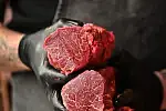 W Crazy Butcher w Gdańsku działa nie tylko sklep mięsny, ale również bistro. Na miejscu dostaniemy nie tylko wyselekcjonowaną wołowinę, ale także świeże wędliny oraz mięso wieprzowe i jagnięcinę.