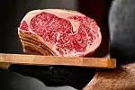 W Crazy Butcher w Gdańsku działa nie tylko sklep mięsny, ale również bistro. Na miejscu dostaniemy nie tylko wyselekcjonowaną wołowinę, ale także świeże wędliny oraz mięso wieprzowe i jagnięcinę.