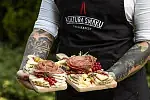 Kultura Smaku w Orłowie to miejsce nawiązujące do tradycyjnych delikatesów. Można tu znaleźć najlepsze produkty od lokalnych dostawców, rodzinnych manufaktur, sprawdzonych rolników i hodowców. 