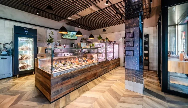 W Crazy Butcher w Gdańsku działa nie tylko sklep mięsny, ale również bistro. Na miejscu dostaniemy nie tylko wyselekcjonowaną wołowinę, ale także świeże wędliny oraz mięso wieprzowe i jagnięcinę.