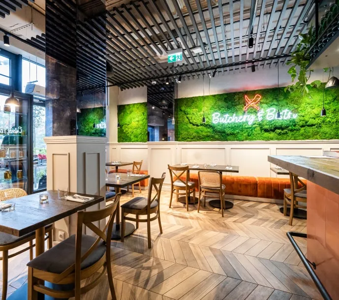 W Crazy Butcher w Gdańsku działa nie tylko sklep mięsny, ale również bistro. Na miejscu dostaniemy nie tylko wyselekcjonowaną wołowinę, ale także świeże wędliny oraz mięso wieprzowe i jagnięcinę.