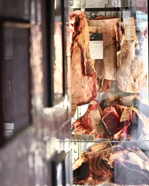 W Crazy Butcher w Gdańsku działa nie tylko sklep mięsny, ale również bistro. Na miejscu dostaniemy nie tylko wyselekcjonowaną wołowinę, ale także świeże wędliny oraz mięso wieprzowe i jagnięcinę.