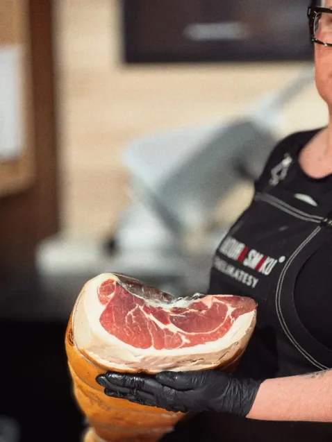 Kultura Smaku w Orłowie to miejsce nawiązujące do tradycyjnych delikatesów. Można tu znaleźć najlepsze produkty od lokalnych dostawców, rodzinnych manufaktur, sprawdzonych rolników i hodowców. 