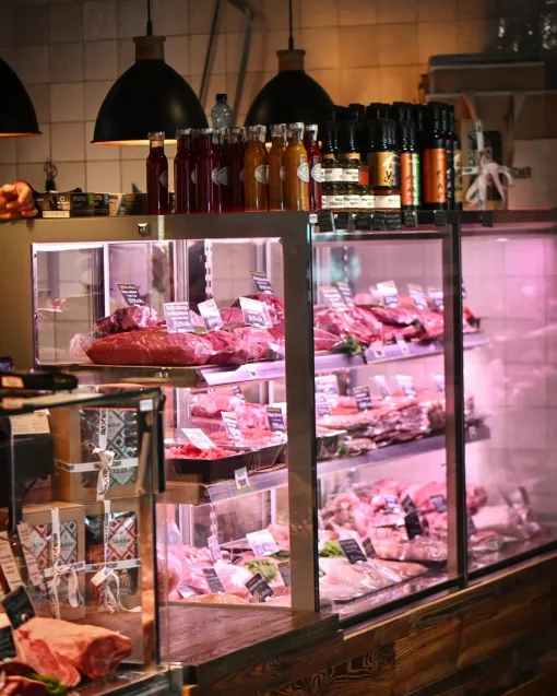 W Crazy Butcher w Gdańsku działa nie tylko sklep mięsny, ale również bistro. Na miejscu dostaniemy nie tylko wyselekcjonowaną wołowinę, ale także świeże wędliny oraz mięso wieprzowe i jagnięcinę.