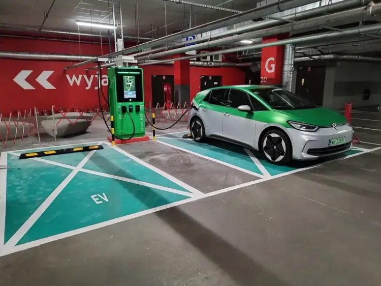 Nowe miejsce do ładowania aut elektrycznych dla klientów Centrum Riviera. 