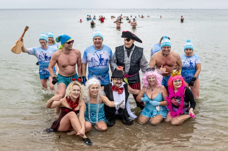 Tradycją noworocznych kąpieli trójmiejskich morsów są przebrania karnawałowe.