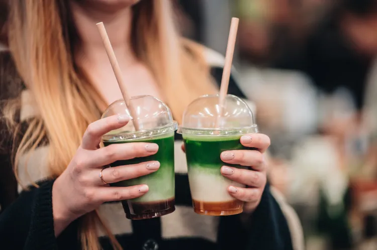 Moda na matchę i bubble tea nie słabnie - wręcz przeciwnie, te napoje na dobre się u nas zadomowiły. Coraz więcej osób sięga po nie nie tylko ze względu na smak czy estetykę.