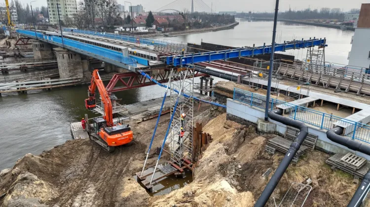 Powstaje specjalna konstrukcja wsporcza mostu od strony centrum Gdańska. 