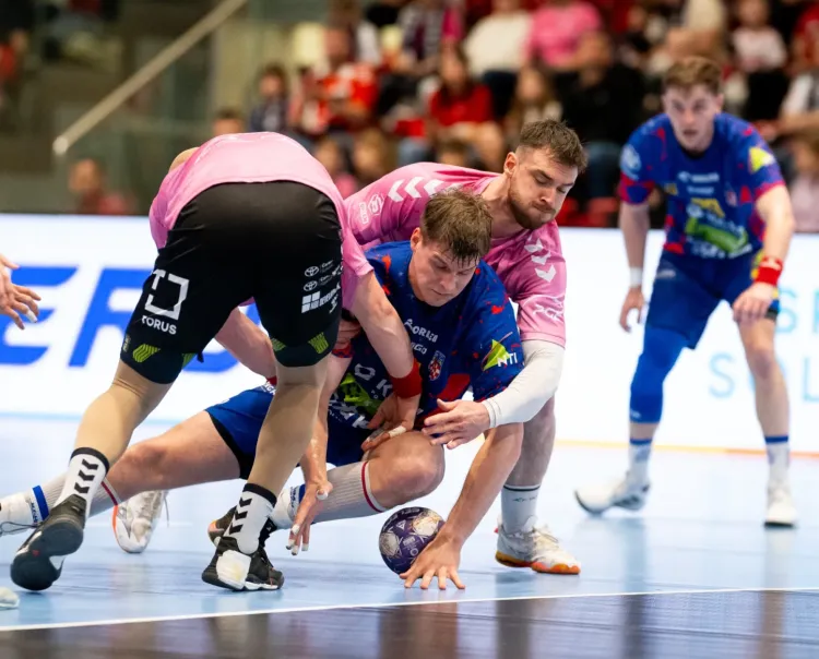 PGE Wybrzeże Gdańsk "zniszczyło" w pierwszym meczu ćwierćfinałowym play-off KGHM Chrobrego Głogów. Awans do najlepszej czwórki Orlen Superligi powinien być przypieczętowany 29 kwietnia w Ergo Arenie. 