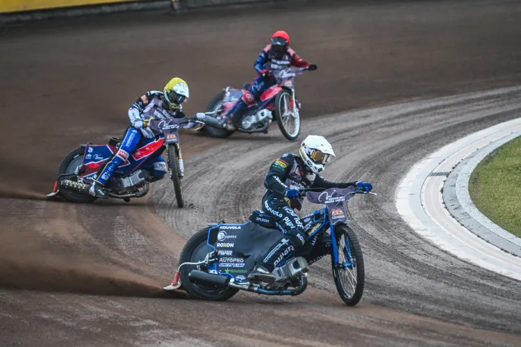 Timo Lahti (kask biały) robi swoje, ale polscy zawodnicy Krystian Pieszczek (kask żółty) i Miłosz Wysocki (kask czerwony) nie mają dobrego wejścia w sezon