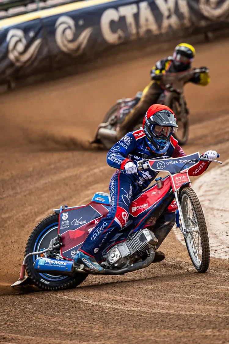 Eryk Kamiński (kask czerwony) był najskuteczniejszy zawodnikiem Zdunek Wybrzeże Gdańsk w 2. rundzie Drużynowych Mistrzostw Polski rozegranej na gdańskim torze