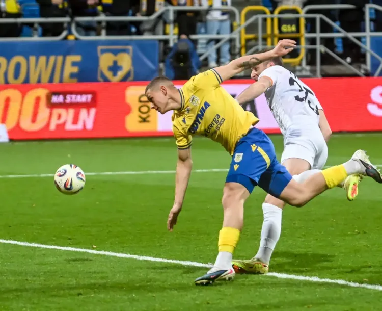 Oskar Kubiaka nabawił się kontuzji w ostatnim meczu ligowym, ale zainteresowanie 19-latkiem na rynku transferowym nie słabnie. Do Arki Gdynia zgłosiły się już cztery kluby z trzech krajów. 