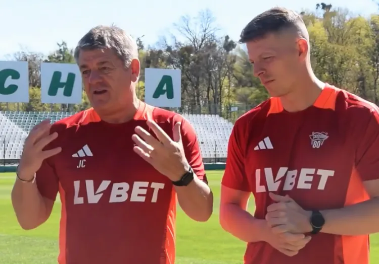 Trenerzy John Carver i Radosław Bella na briefingu przed meczem Radomiak Radom - Lechia Gdańsk już bez logo Zondacrypto na koszulkach. 