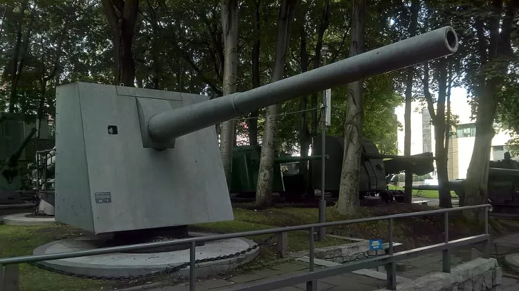 Działo Bofors kal. 152,4 mm wz. 30 baterii cyplowej im. Heliodora Laskowskiego eksponowane w Muzeum Marynarki Wojennej w Gdyni