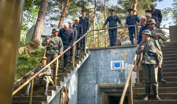 Grupa Rekonstrukcji Historycznej Obrony Wybrzeża podczas wydarzenia "32 dni obrony Helu"