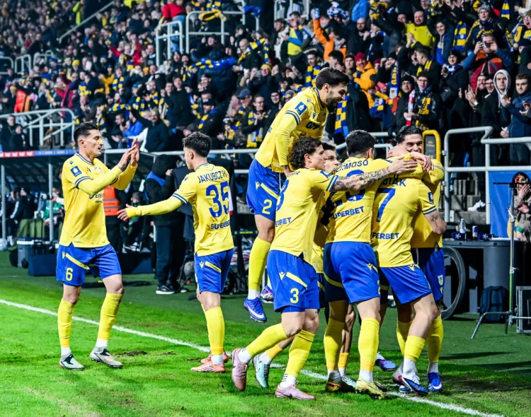 Piłkarze Arki Gdynia za awans do PKO BP Ekstraklasy podzielili między sobą premię w wysokości 1,4 mln zł. Teraz z dodatkowych pieniędzy będą mogli się cieszyć tylko wówczas, gdy utrzymają się w krajowej elicie. 