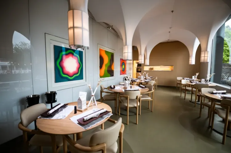 Po sąsiedzku, za ścianą znajduje się MDWA - restauracja fine dining, w której można skosztować autorskich i dopracowanych do perfekcji setów degustacyjnych