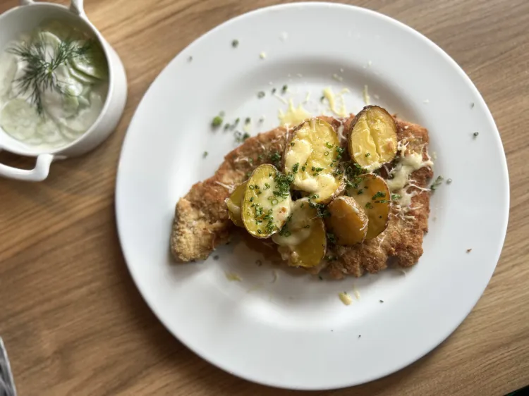 W kolejnym odcinku cyklu "Jemy na mieście" odwiedziłam restaurację Kora w Oliwie. Na zdjęciu: kotlet schabowy.