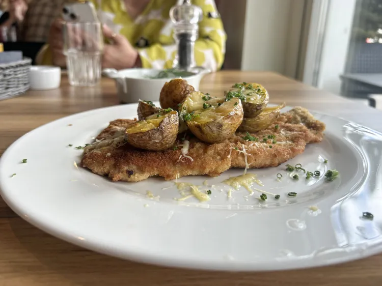 Kotlet schabowy z młodymi ziemniakami i serem.