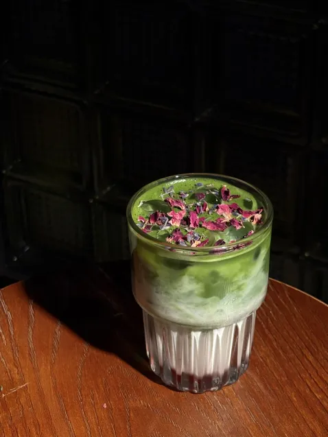 Iced Matcha Róża Lawenda w kawiarni Może Kawy?