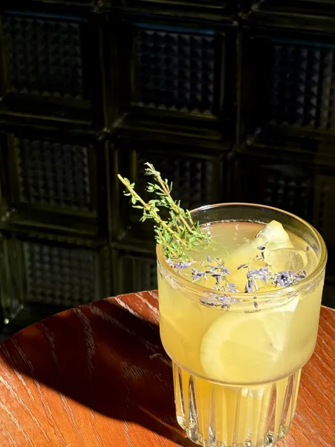 Lemoniada tymianek z lawendą w kawiarni Może Kawy?