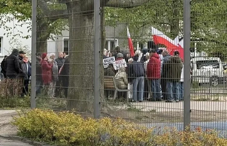 - Rzekomo "spontaniczna", nigdzie niezgłoszona demonstracja na placu zabaw pod domem pana premiera, który jest w Rzymie - napisała w mediach społecznościowych Magdalena Czarzyńska-Jachim, prezydentka Sopotu, publikując zdjęcie demonstracji.