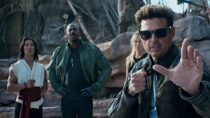 Do ekipy wojowników mających ocalić ziemski wymiar dołącza w tej części Johnny Cage (Karl Urban). Postać, która zdecydowanie dodaje filmowi kolorytu i luzu, czyli coś, czego ewidentnie brakowało w filmie z 2021 roku. 