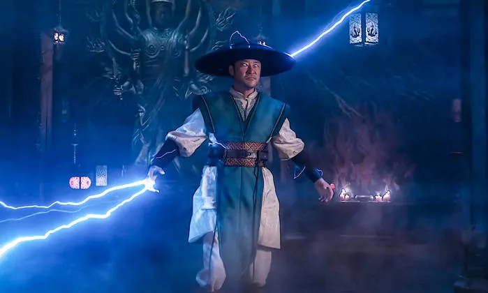 Po nieudanych eksperymentach w "jedynce" druga część "Mortal Kombat" daje już fanom kultowej gry solidną namiastkę rozrywki i pierwszorzędnej ekranowej jatki. Jest sporo rzeczy do poprawki, ale "dwójka" kładzie poprzednika na łopatki. 