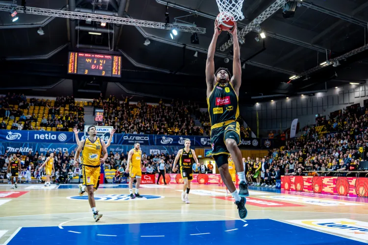 Paul Scruggs z Energi Trefla Sopot w akcji podczas derbów Trójmiasta.
