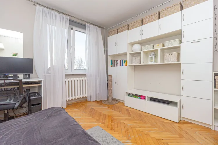 Mikrokawalerka w Śródmieściu Gdyni. 16,3 m kw. w budynku z 1967 r. Odpowiednia zabudowa sprawia, że nie brakuje tu miejsca do przechowywania.