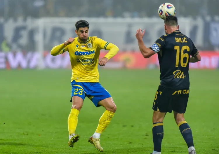 Kike Hermoso (nr 23) zdobył gola dla Arki Gdynia w wyjazdowym meczu z Lechem Poznań 1:1. 